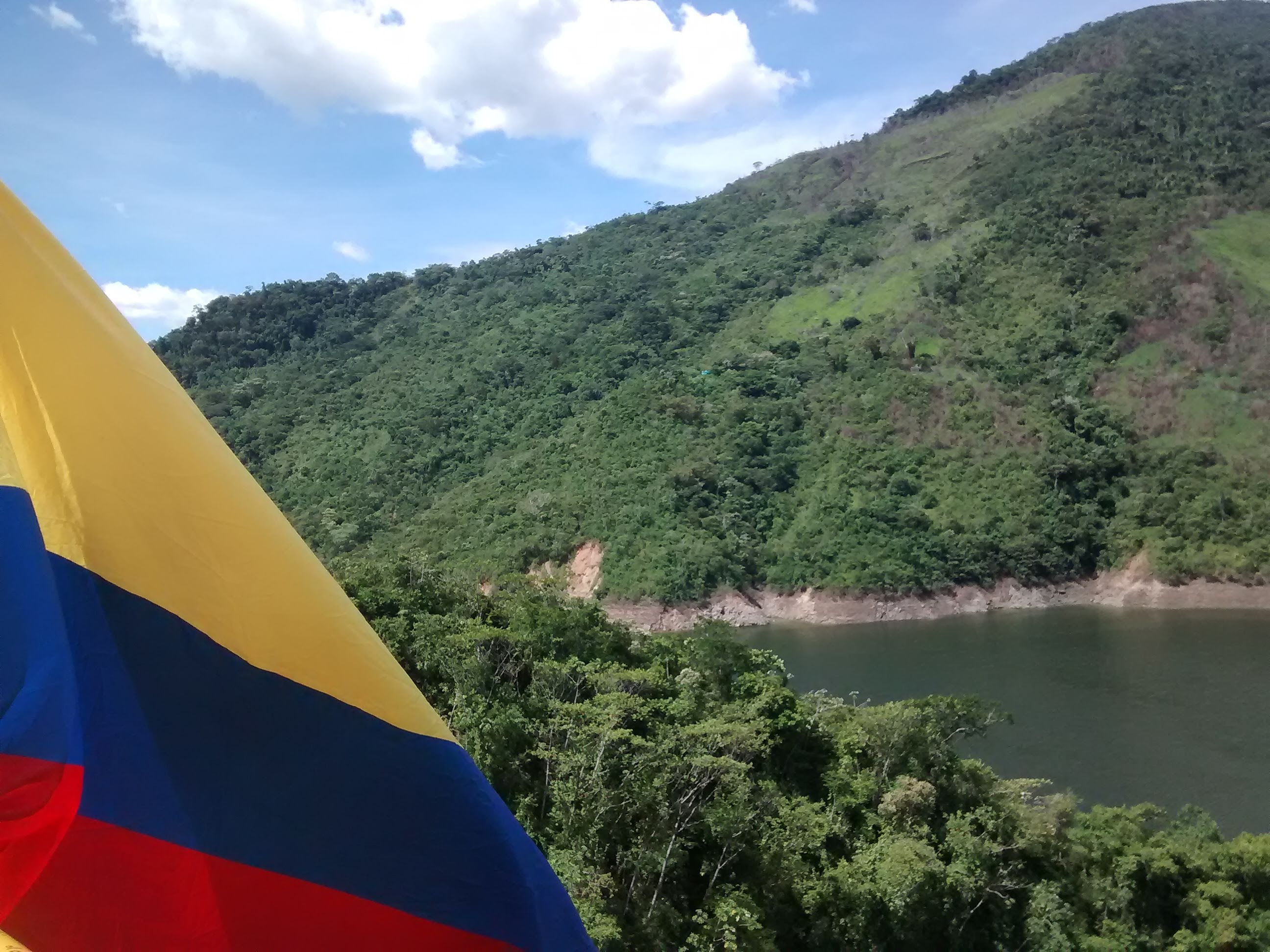 Bandera Colombia con montañas